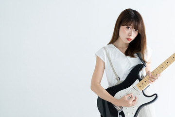 ギターを弾く女性