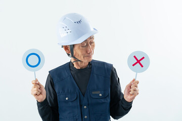 マルバツを見せる職人
