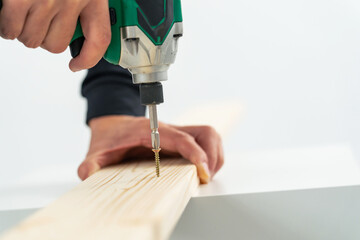 電動ドライバーでねじを締める男性　大工　DIY