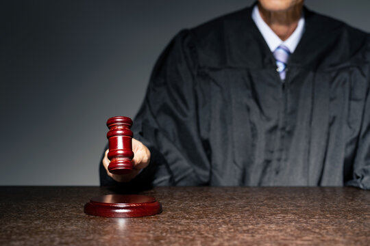 木槌を叩く裁判官　法廷　裁判
