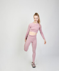frau beim fitness sport aufwärmen strecthen ypga fitnessübung abnehmen dünn mager model balerina joginganzug sport outfot fröhlich © fotoak80