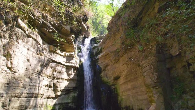 Riva Waterfall located in Himachal Pradesh, Tourism place in North India