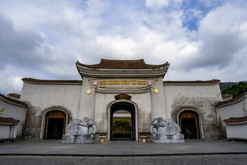 Obraz premium Scenic view of an ancient castle in Yen Tu Mountain in Northeastern Vietnam
