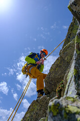 Alpinista scende da una parete in corda doppia, Alpi Svizzere, Pizzo Nero