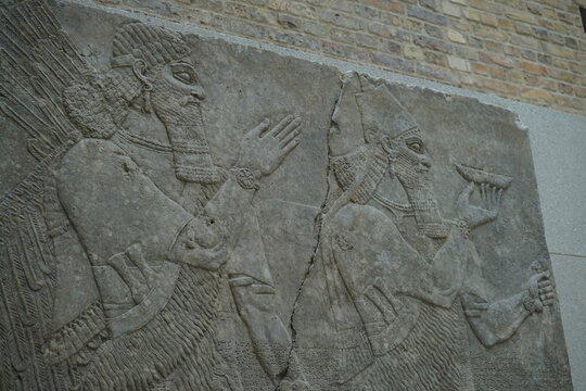 Relief des assyrischen K&ouml;nigs Assurnasirpal II.. mit Genius im Neuen Museum in Berlin am 02.08.2023