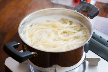 手打ちうどんを茹でる２