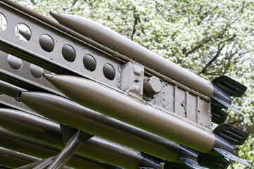 wyrzutnia pocisków rakietowych na tle kwitnących drzew wiosną - obrazy, fototapety, plakaty