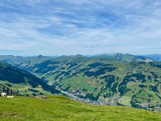 Fototapeta na wymiar auf dem Weg zum Stemmerkogel, ausblicke auf die Berge in der Nähe von Saalbach-Hinterklemm