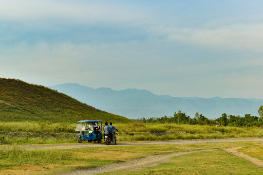 a beautifull land scape with mountains in the back graund