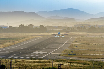 Avión aterrizando al atardecer