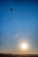 Avión despegando con sol