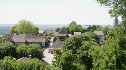 Village médiéval de Brancion isolé au cœur de la nature, en Bourgogne (France)