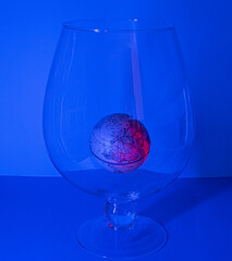 copa con la bola del mundo, azul