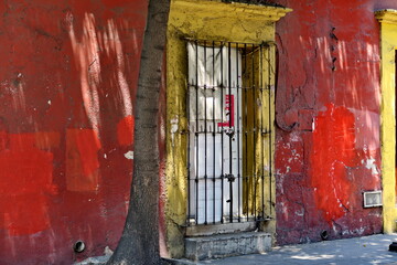 Façade colorée rouge et jaune. Mexique.