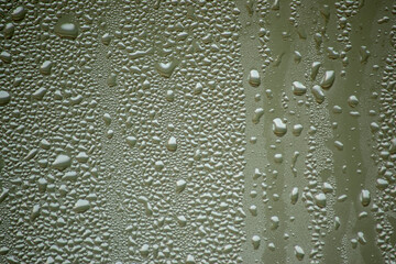 pequeñas gotas de agua en un vidrio empañado, 