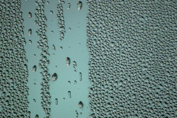 pequeñas gotas de agua en un vidrio empañado, 