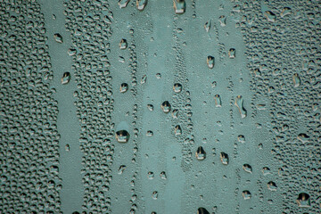 pequeñas gotas de agua en un vidrio empañado, 