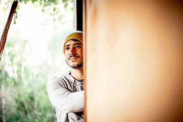 Jovem Sorrindo Singelamente: Momento de Relaxamento em Hospedagem Ecológica