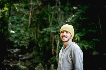 Jovem na Floresta: Conexão com a Natureza
