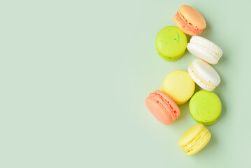Obraz premium Sweet macaroons on green background