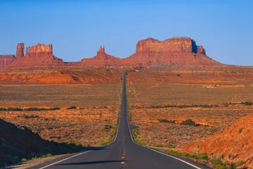 Foto op Plexiglas Scenic highway in Monument Valley Tribal Park in Utah © travnikovstudio