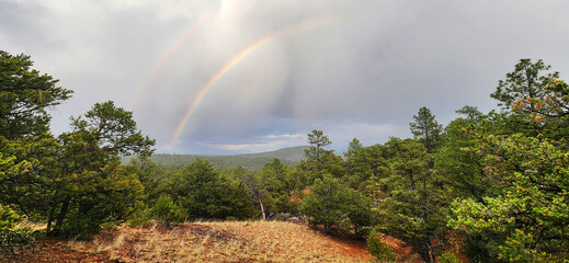 Obraz premium A scenic view of a double rainbow in Santa Fe, New Mexico.