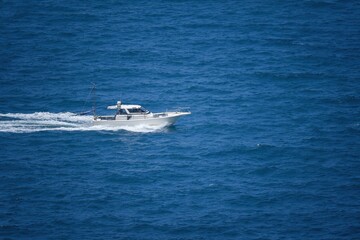 紺碧の日本海を疾走する漁船