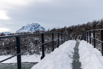 Puente para acceder al lago Grey con nieve