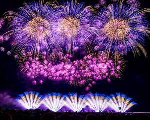 ワイドなスターマインが夜空に開く花火大会