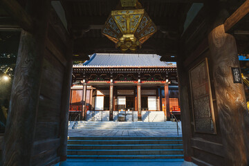 京都山科 本圀寺 仁王門から本堂を望む