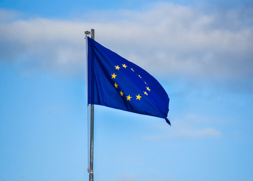  bandera de la unión europea ue ondeando en el viento