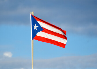 bandera de Puerto Rico ondeando en el viento - obrazy, fototapety, plakaty