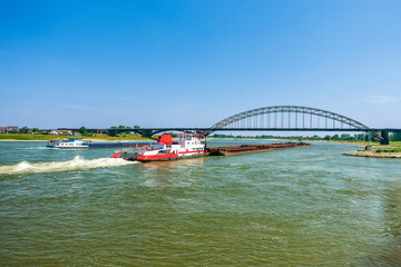 Schifffahrt an der Waalbrücke in Nijmegen