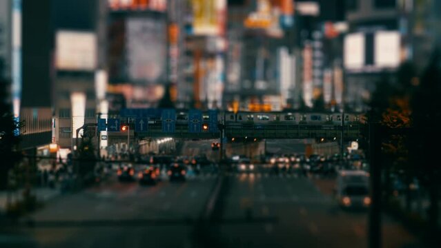 夜の繁華街に電車が通る都会の風景　東京の新宿　ティルトシフトのミニチュア風