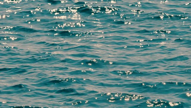 【夏】海の波がきらきらと反射しながら流れる風景　スローモーション