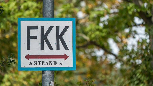 Ein Schild mit der Aufschrift FKK Strand