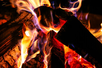 Lagerfeuer , Holz, Rohstoff  brennt in verschiedenen Farben und spendet Wärme