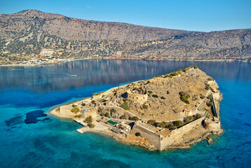 Grecja, Kreta, Ajos Nikolaos, Spinalonga lato wyspa i wenecka twierdza, turkusowa woda, góry,...