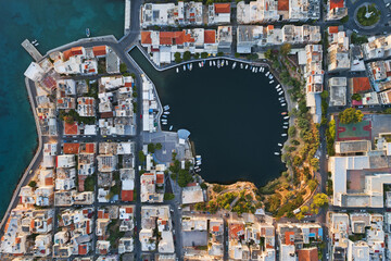 Grecja, Kreta, greckie miasto Ajos Nikolaos z drona, Jezioro Wulismeni  - Límni Voulisméni