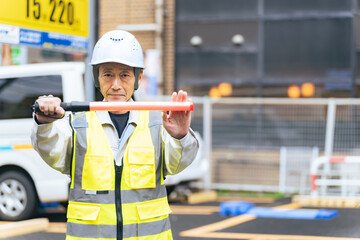 交通誘導する作業員