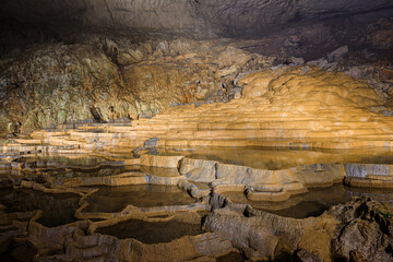 夏の秋芳洞　百枚皿　山口県美祢市　Akiyoshi Cave in summer. Yamaguchi Pref, Mine City.