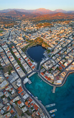 Grecja, Kreta, greckie miasto Ajos Nikolaos z drona, Jezioro Wulismeni - Límni Voulisméni duża panorama