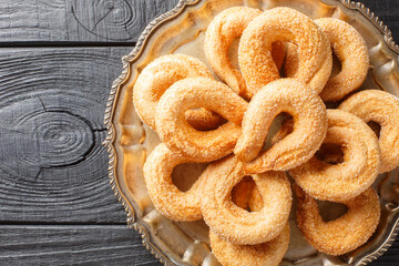 Horseshoe-shaped cookies sprinkled with sugar close-up on a plate on the table. Horizontal top view from above