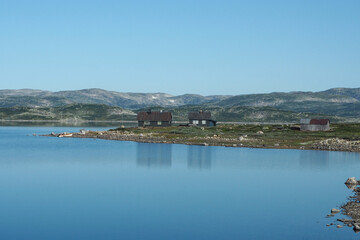 Hütten am Bergsee auf der Hardangervidda, Norwegen