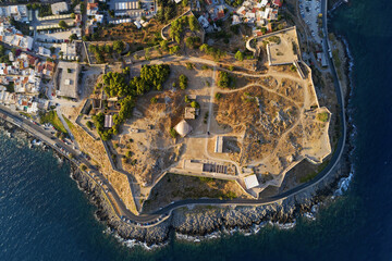 Grecja, Kreta, greckie miasto Retimno z drona - La Fortezza, zamek, wenecka twierdza, ulice domy