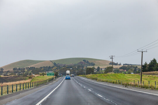 cars driving down freeway on overcast day in Bevridge vic on Hume freeway