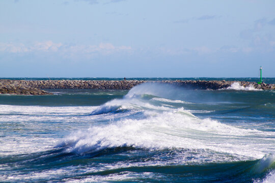 Olas frente al espigon del puerto
