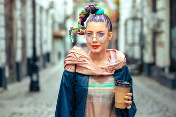 Cool funky young girl with piercing and crazy hair enjoy takeaway coffee on street – Hipster woman with trendy colorful avant-garde look having fun outdoor - 630724825