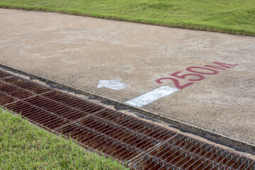 Obraz premium A low-angle, close-up view of red distance letters and white arrows.