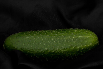 Gurke auf schwarzem Hintergrund